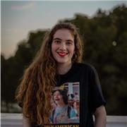 Estoy estudiando filología inglesa en la Universidad de Sevilla. Tengo un C1 de inglés, un B1 de francés y un A2 de italiano. Doy clases a quien lo necesite, aunque prefiero los niños y adolescentes (entre 7 y 18 años). Aún así, no me importaría dar clase